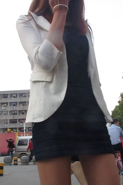 [大忽悠买丝袜街拍视频]ID0036 2011【街拍丝袜CD忽悠】忽悠超长腿肉丝眉头紧皱的长身模特脱丝袜和相机塞进碎花裙清纯美女裙底豹纹N露出