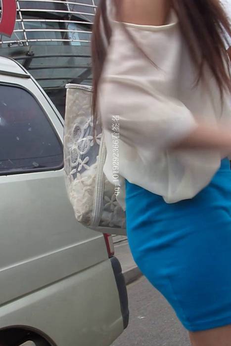 [大忽悠买丝袜街拍视频]ID0232 2012 8.24【忽悠】超清纯包臀蓝裙美女给了名片要了电话准备忽悠
