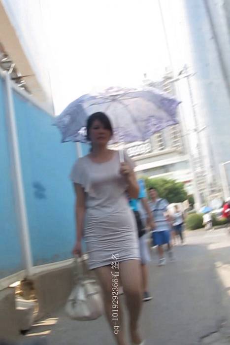 [大忽悠买丝袜街拍视频]ID0250 2012 8.3更新-准备买包臀闪亮肉丝骚妇丝袜竟然开价88一双买不起