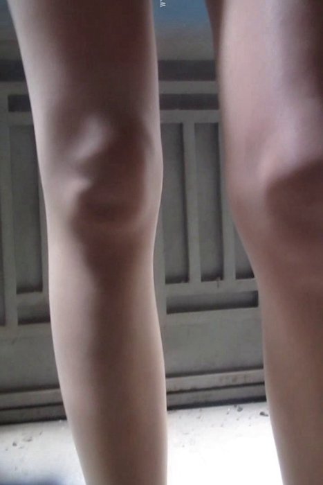 [大忽悠买丝袜街拍视频]ID0356 2012 9.30更新【忽悠】长腿肉丝空姐装美女家楼道试穿丝袜CD袜裆