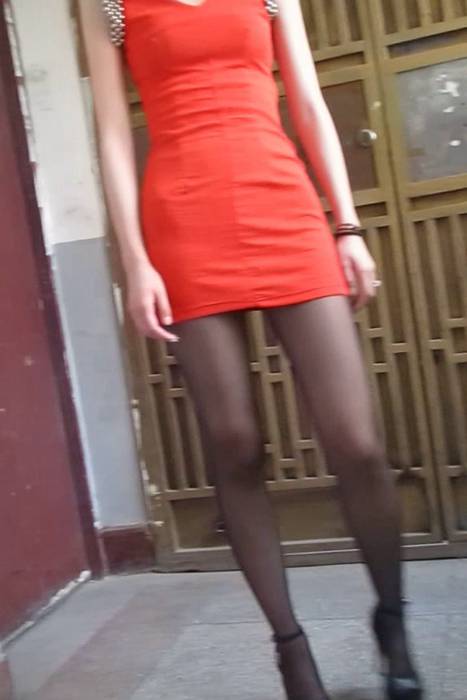 [大忽悠买丝袜街拍视频]ID0507 2013 给178CM黑丝细高美女教室外量身高原来是高中生