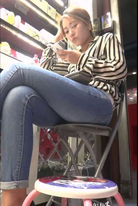 [街拍客视频]jx0020 化妆品店玩手机的美女店员