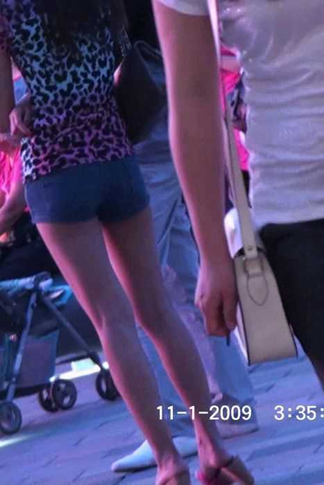 [街拍视频]00344性感牛仔超短热裤高跟美女配豹纹上衣