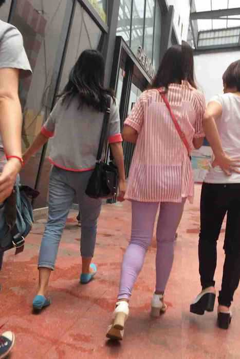 [街拍视频]00411丰满的风情紧身裤少妇