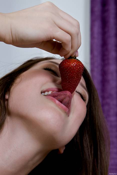 [RylskyArt写真]ID0128 2013-06-07 Kira Joy - Very Berry--性感提示：走光薄纱透视满眼欲望爆乳令人冲动