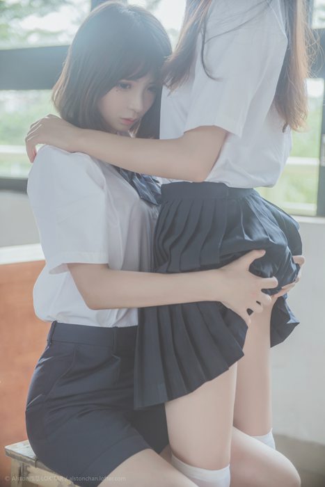 [性感妹子桜桃喵写真]ID0058.百合（桜桃喵&疯猫ss）--性感提示：大奶撕扯娇妻刺激令人心动满眼欲望酥软绵香深陷乳沟蜜桃臀长发披肩高挑人体迷人诱不可挡波峰高凸乳神引诱骚丝女仆装岔开腿